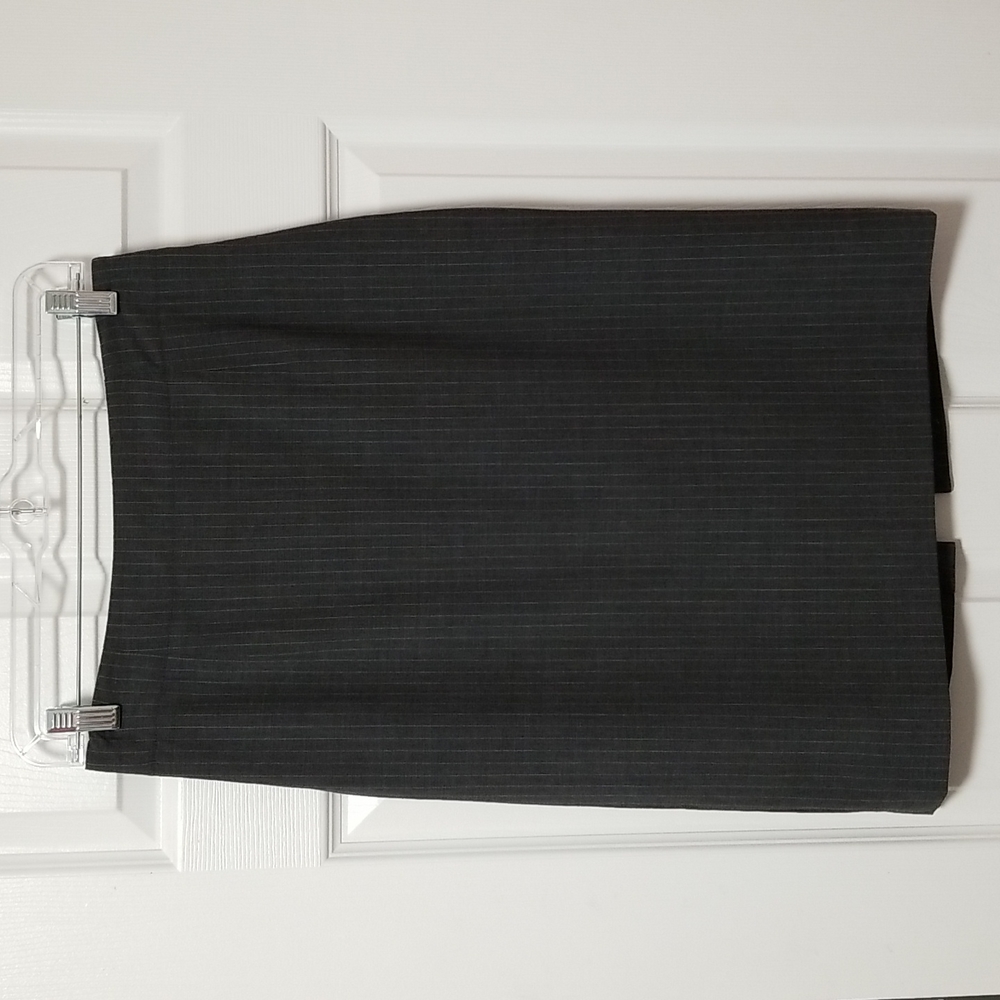 Banana Republic Size 4 Skirt Grey/White Stripe